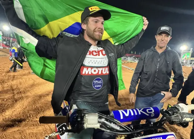 Imagem Enzo Lopes acelera na terceira etapa do Arena Cross e leva torcida ao delírio com show de pilotagem